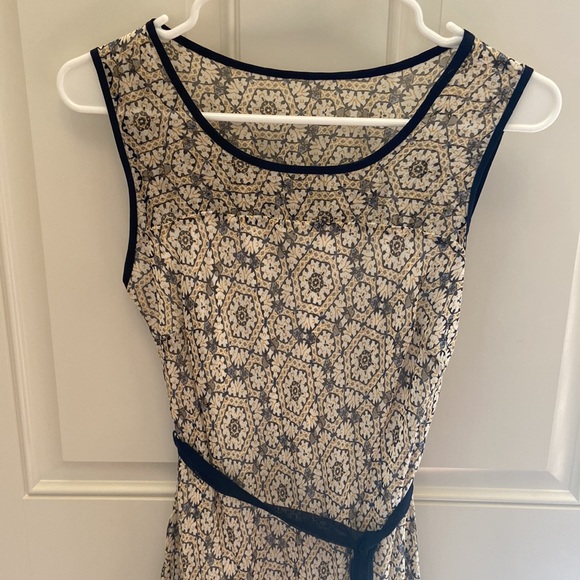 Flowy Medallion Dress - Picture 3 of 6